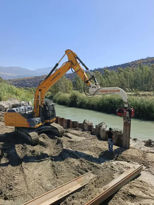 Aydın Palplanş: dere kenarında palplanş çakımı